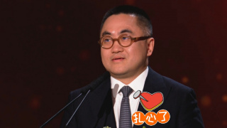 姐姐兴奋的喝着蜜汁